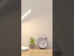 5 watt güç ve dokunmatik kontrolü olan zarif beyaz masa lambası