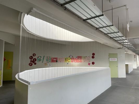 Görünmez Güvenlik ızgarası, estetik bütünlüğünü korurken çocukları ve evcil hayvanları etkili bir şekilde korumak için tasarlanmış görünmez güvenlik bariyeri