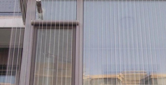 Yüksek görünürlük için temizlenmesi kolay ve şeffaf pencereler görünmez ızgara