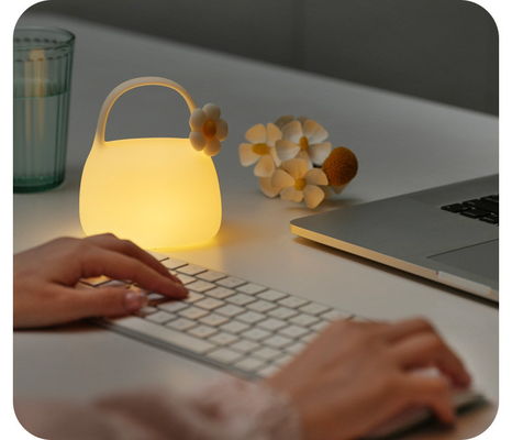 Modern Tatlı Taşınabilir Lamba Yatak Odası için Sıcak Beyaz LED Masa Lampası USB Şarj edilebilir Silikon Malzemesi