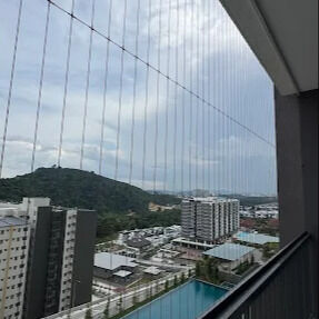 Modern binalar için dayanıklılık ve estetik çekiciliği birleştiren balkon görünmez ızgara şeffaf ağ güvenlik çözümü