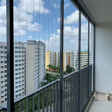 Modern binalar için dayanıklılık ve estetik çekiciliği birleştiren balkon görünmez ızgara şeffaf ağ güvenlik çözümü