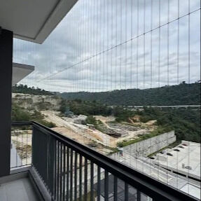 Modern binalar için dayanıklılık ve estetik çekiciliği birleştiren balkon görünmez ızgara şeffaf ağ güvenlik çözümü