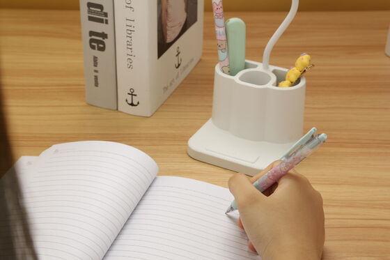 Çalışma odası LED Masa Lambası, yatak odası ortamını artırmak için tasarlanmıştır. Kompakt ambalajla dayanıklı bir yapı ve aydınlatma sunar.