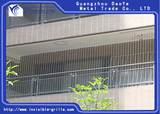 Şehir Sahil Vadisi Balkon Görünmez Izgara Manzarasının Tadını Çıkarmak İçin Çocuk Evcil Hayvanını Koruyun